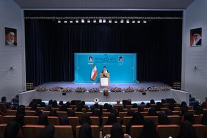 راه‌حل مشکلات کشور در دست دانشجویان است