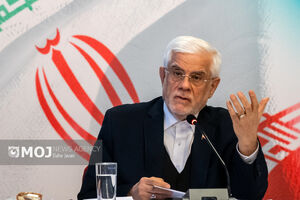 عارف از بیمارستانی در تهران بازدید کرد