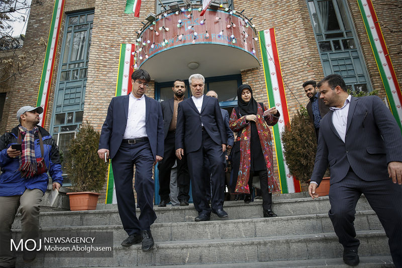 بازدید مونسان از جشنواره صنایع دستی فجر