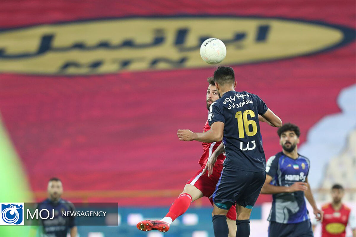 دیدار تیم‌ های فوتبال پرسپولیس و پیکان