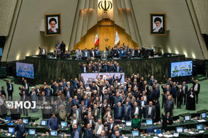 شعار نمایندگان مجلس در حمایت از بیانات اخیر رهبر انقلاب اسلامی