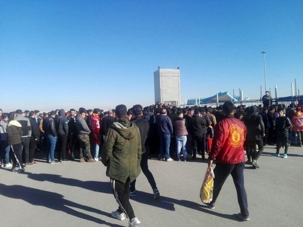 صف طولانی هواداران سپاهان و پرسپولیس برای خرید بلیط