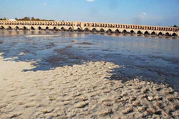 رودخانه زایندهرود با 52 کیلومتر لولهگذاری جاری میشود