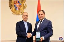 عالی‌ترین مدال افتخار وزارت دفاع ارمنستان به سفیر ایران اعطا شد