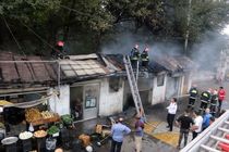 آتش سوزی سقف ۵ مغازه در محله امین الضرب رشت