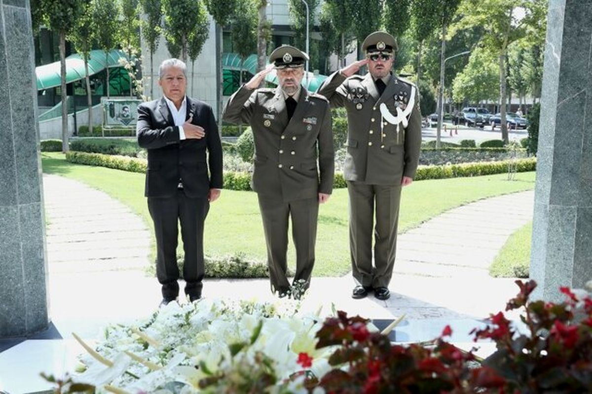 وزیر دفاع در دیدار ئزیر دفاع بولیوی