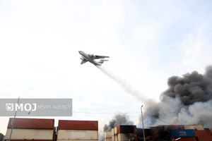 اطفاء حریق بندر شهید رجایی توسط هواپیمای ایلوشین سپاه