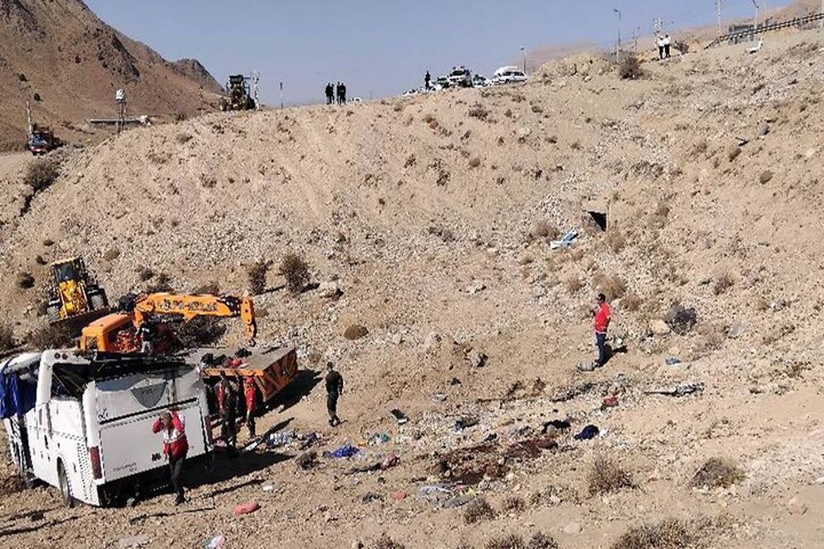 سقوط مرگبار اتوبوس در جاده فیروزکوه؛ ۴ کشته و ۳۳ زخمی