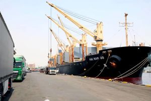 همزمان ۴ کشتی فله‌بر در بندر شهید باهنر پهلو گرفتند