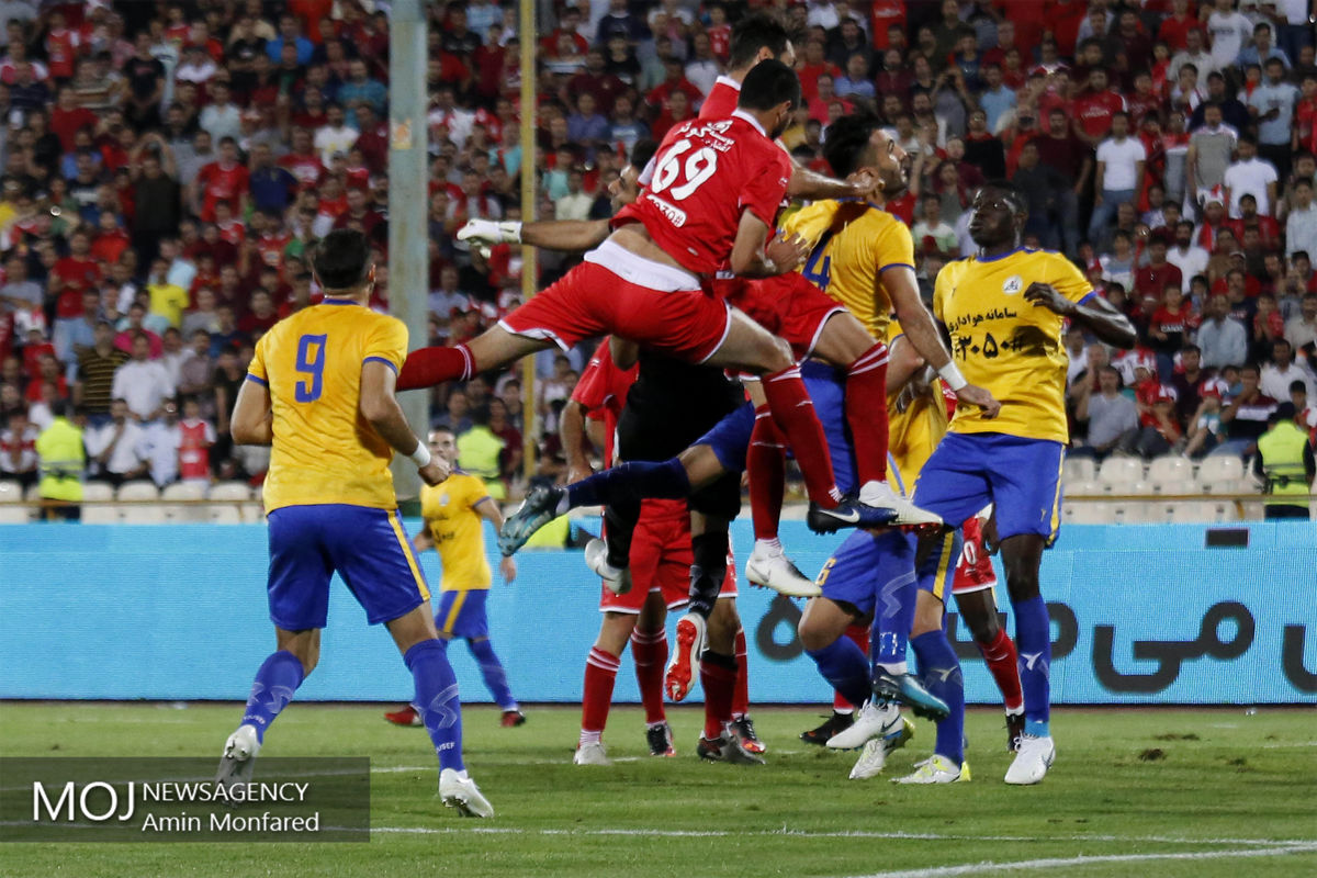دیدار تیم های فوتبال پرسپولیس و نفت مسجد سلیمان
