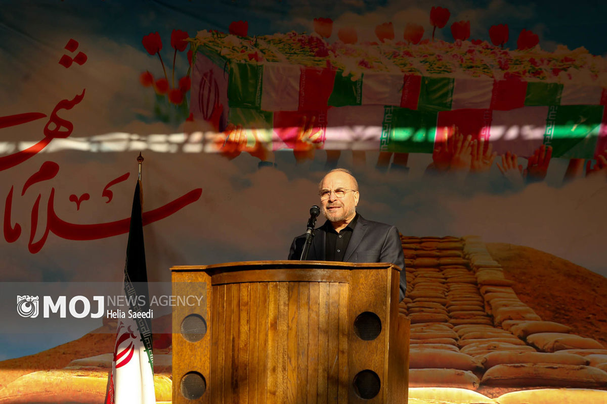 تشییع پیکرهای ۱۰۰ شهید گمنام از مقابل دانشگاه تهران