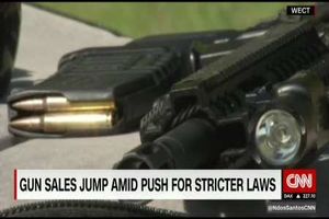 سی ان ان از هجوم شهروندان آمریکایی برای خرید سلاح خبر داد