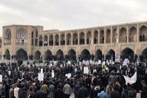 تجمع کشاورزان اصفهانی برای حقابه خود در مقابل پل خواجو 