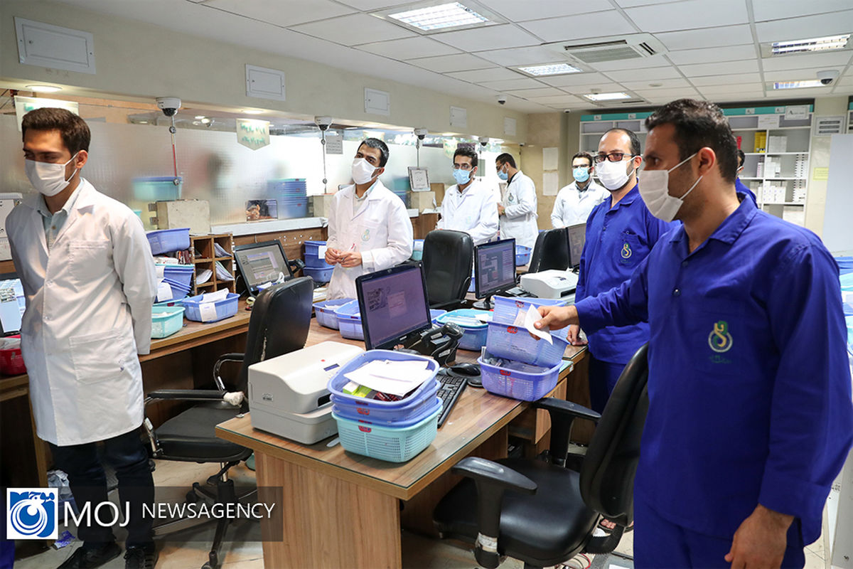 بازدید سرزده آیت الله رئیسی از داروخانه ۲۹ فروردین تهران