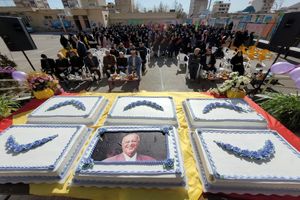 تجلیل از محمدتقی داورپناه خیر مدرسه ساز در جمع دانش آموزان / ساخت بیش از 60 مدرسه در استان اصفهان