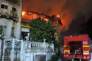 مصدومیت ۲ آتش نشان هنگام اطفای حریق «هتل ایران» بندرانزلی