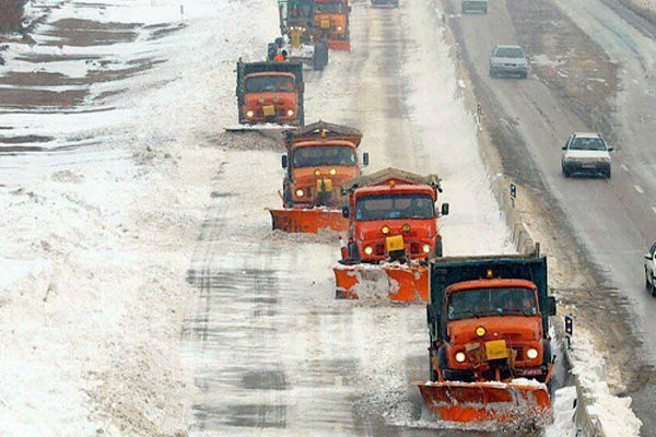 برف و باران در جاده‌های ۱۱ استان کشور در حال باریدن است