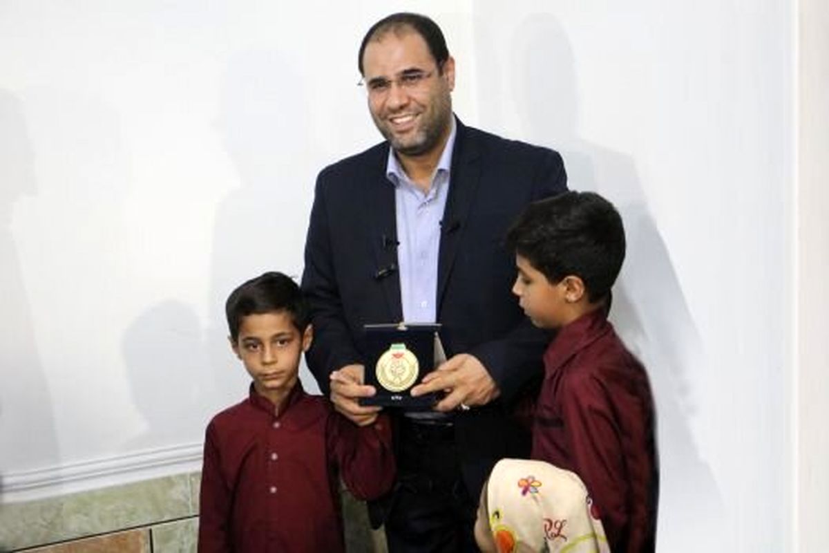 نشان شجاعت به سینه دانش‌آموز حمله تروریستی به حرم شاهچراغ