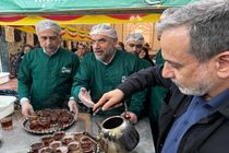 حضور سید عباس عراقچی وزیر امور خارجه در چایخانه حرم امام رضا (ع) + فیلم