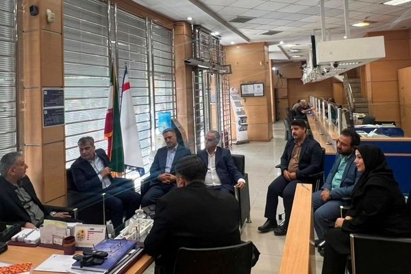 بازدید سرپرست مدیریت عامل بانک سرمایه از شعبه ناصرخسرو