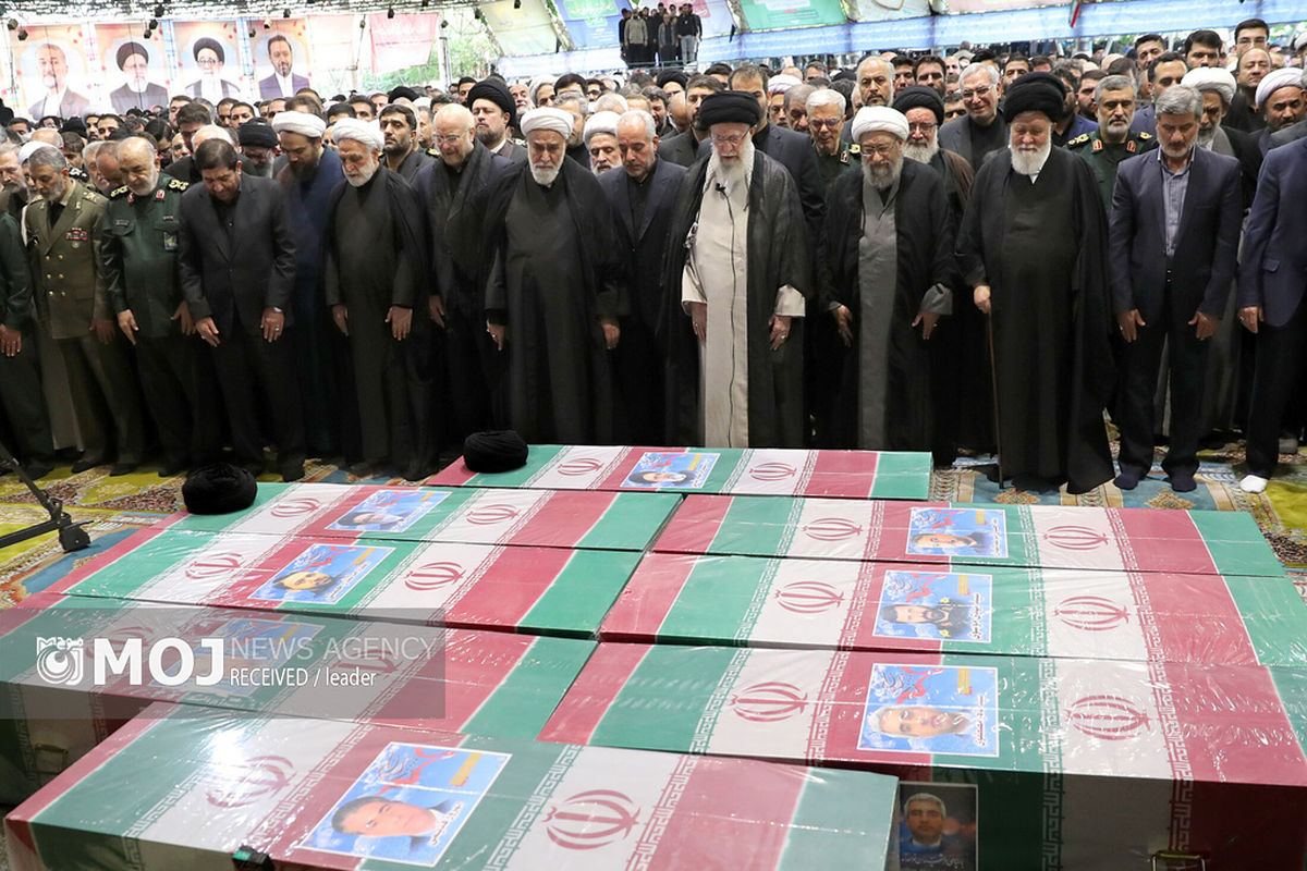 اقامه نماز بر پیکر رئیس جمهور شهید و همراهان به امامت رهبر انقلاب