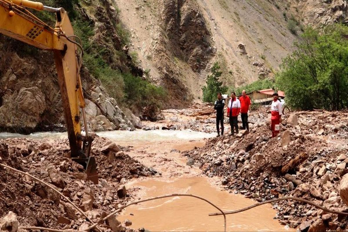 تصاویری از عملیات پاکسازی منطقه سیل زده جاده چالوس