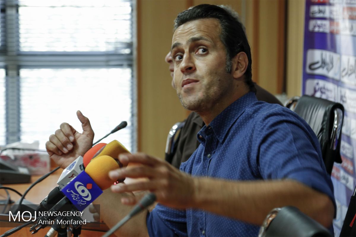 علی کریمی مربی تیم نفت تهران