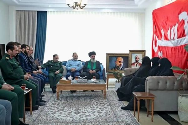 وزیر دفاع با خانواده شهیدان رشید و محرابی دیدار کرد