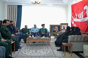 وزیر دفاع با خانواده شهیدان رشید و محرابی دیدار کرد