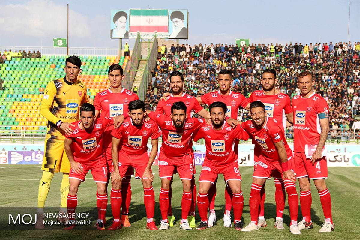 دیدار تیم های فوتبال ذوب آهن اصفهان و پرسپولیس