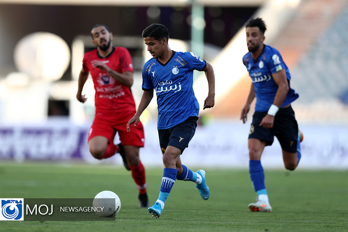 دیدار تیم‌ های فوتبال استقلال و  نساجی مازندران