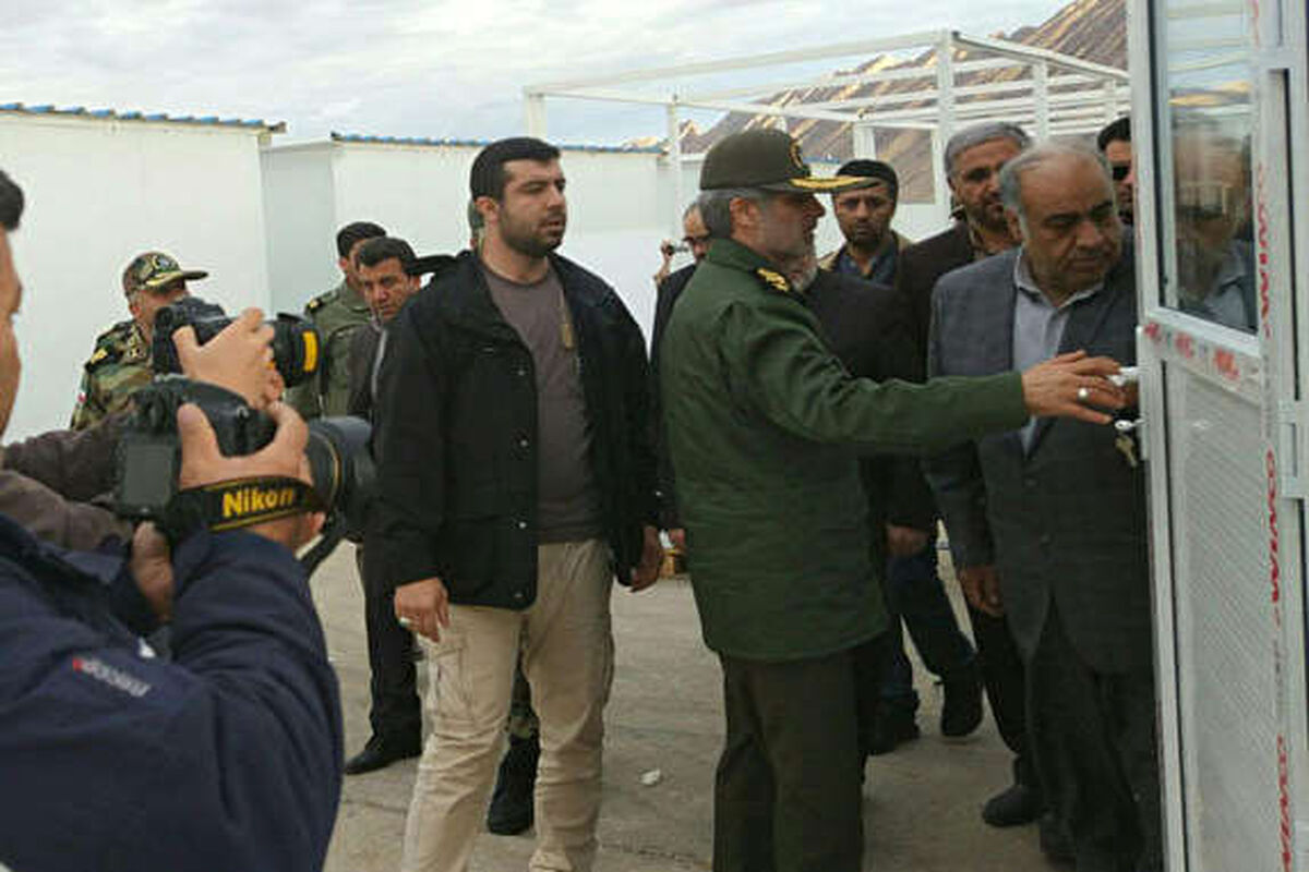 بازدید وزیر دفاع از مناطق زلزله زده