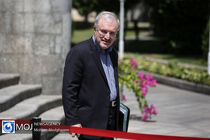 نباید به سیاست زدگی مبتلا شویم/ارتباط با مردم زبان مناسب می‌طلبد