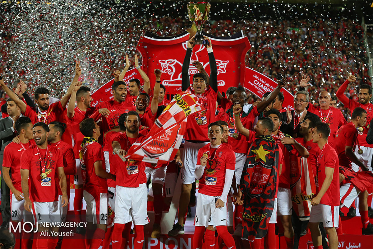 جام قهرمانی هفدهمین دوره لیگ برتر فوتبال به باشگاه پرسپولیس