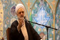 انجام کار برای جلب رضایت دیگران، خودپرستی و گمراهی است