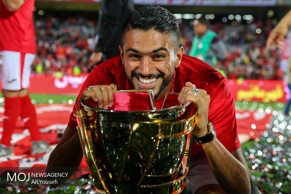 جام قهرمانی هفدهمین دوره لیگ برتر فوتبال به باشگاه پرسپولیس