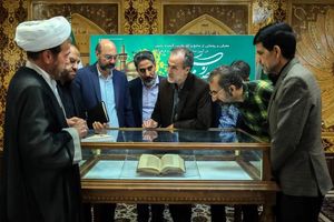 رونمایی از نسخه خطی ۳۶۶ ساله اهدایی رهبر شهید به کتابخانه حرم مطهر رضوی