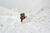 سقوط بهمن در محور سروآباد-اورامان ٨۰ خودرو را گرفتار کرد