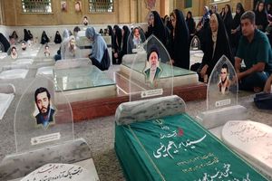 مراسم عطرافشانی و گلریزان مزار شهدای هشتم شهریور + فیلم