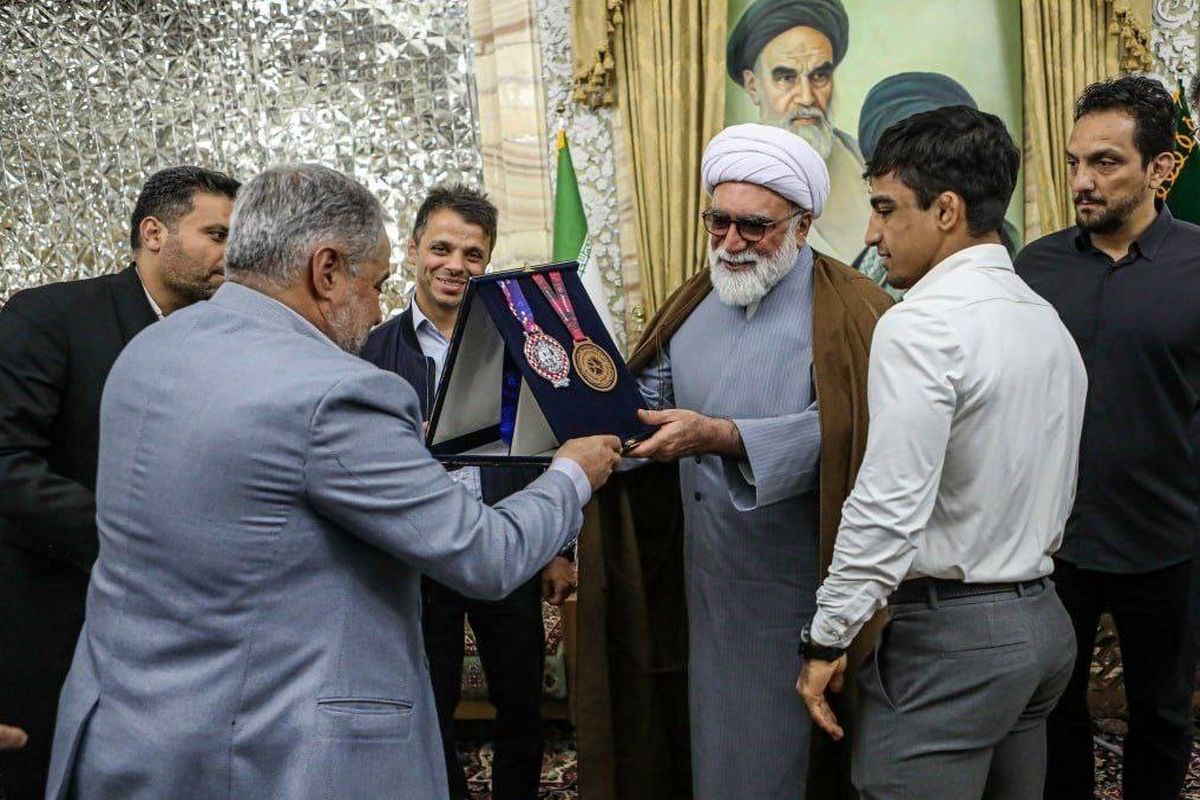 اهدای مدال قهرمانان کشتی ایران به موزه امام رضا(ع)