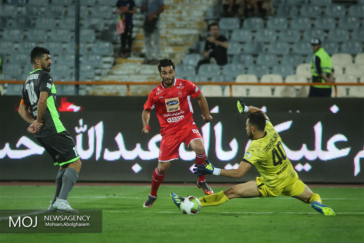 دیدار تیم های فوتبال پرسپولیس و نساجی مازندران