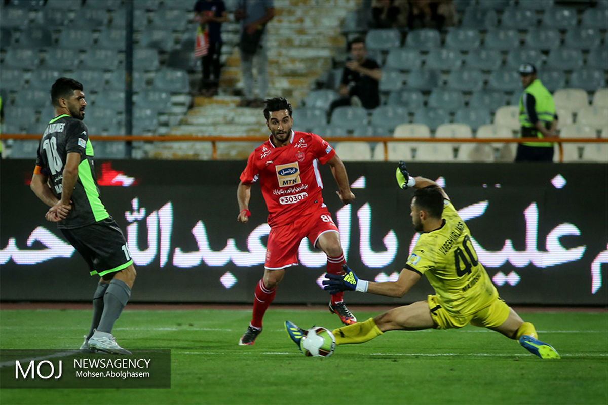 دیدار تیم های فوتبال پرسپولیس و نساجی مازندران