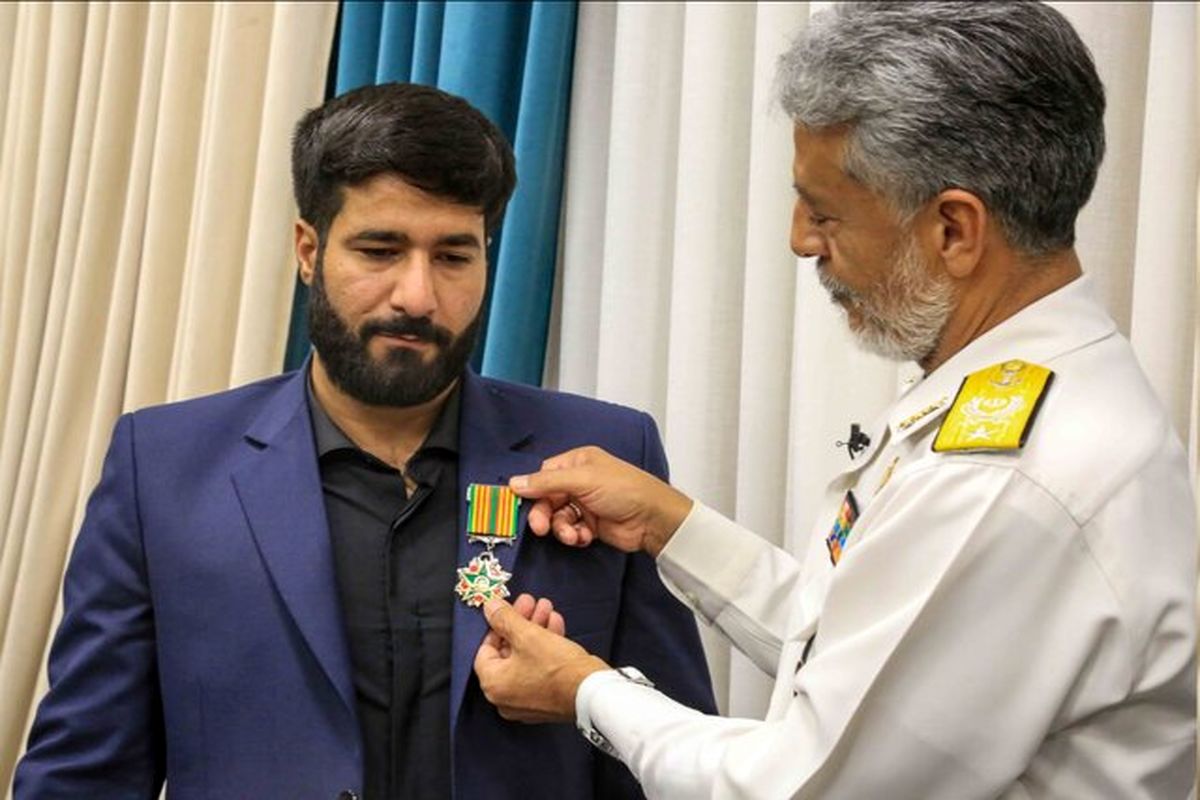 نشان فداکاری ارتش بر سینه خادم حرم شاهچراغ