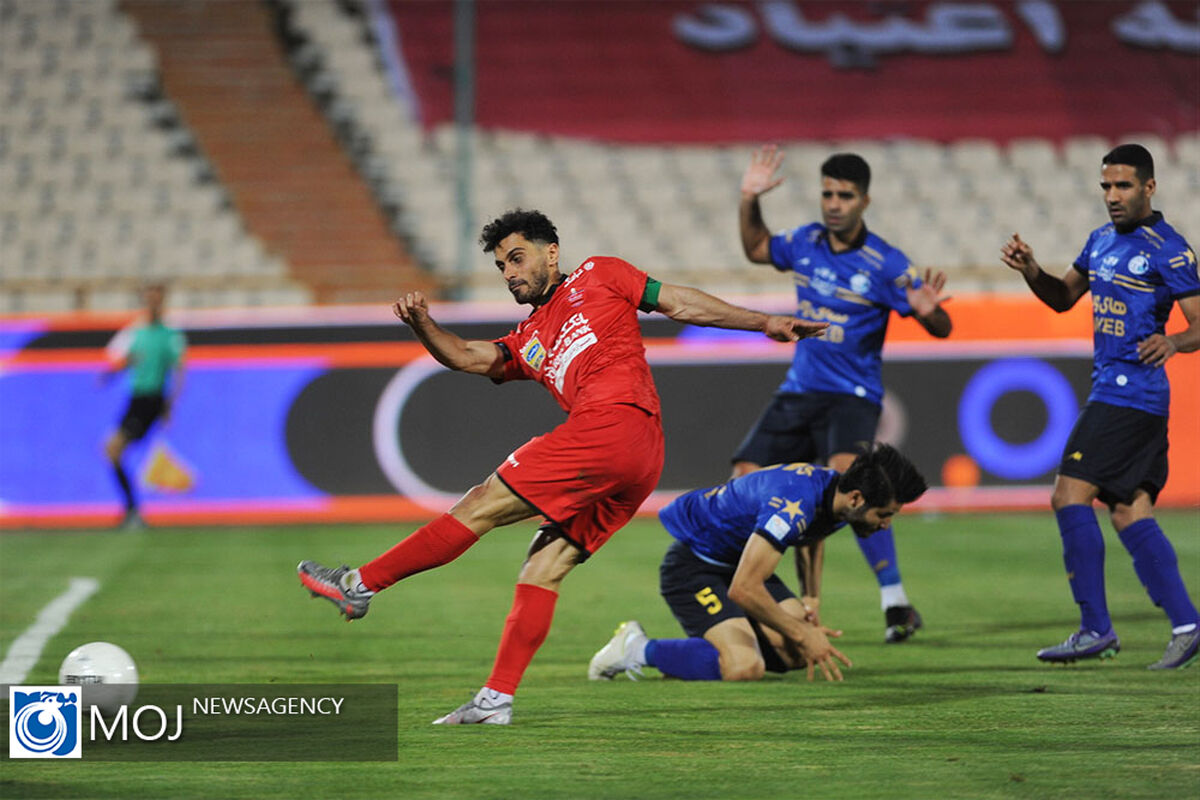 دیدار تیم های فوتبال پرسپولیس و استقلال تهران