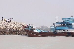 نیروی دریایی سپاه یک شناور را از غرق‌شدن نجات داد