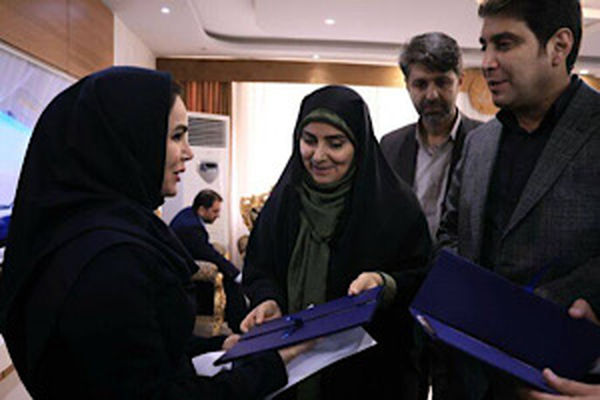 تجلیل وزیر راه و شهرسازی از فرزند شهید و همسر کارمند فقید راهداری در سفر به کردستان