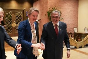 وزرای خارجه انگلیس و پاکستان در مورد آتش‌بس و تنگه هرمز گفتگو کردند