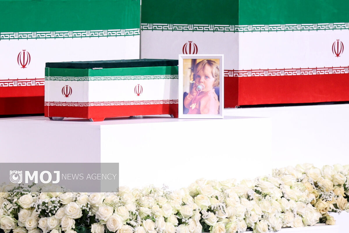 مراسم ادای احترام به پیکر رهبر شهید انقلاب