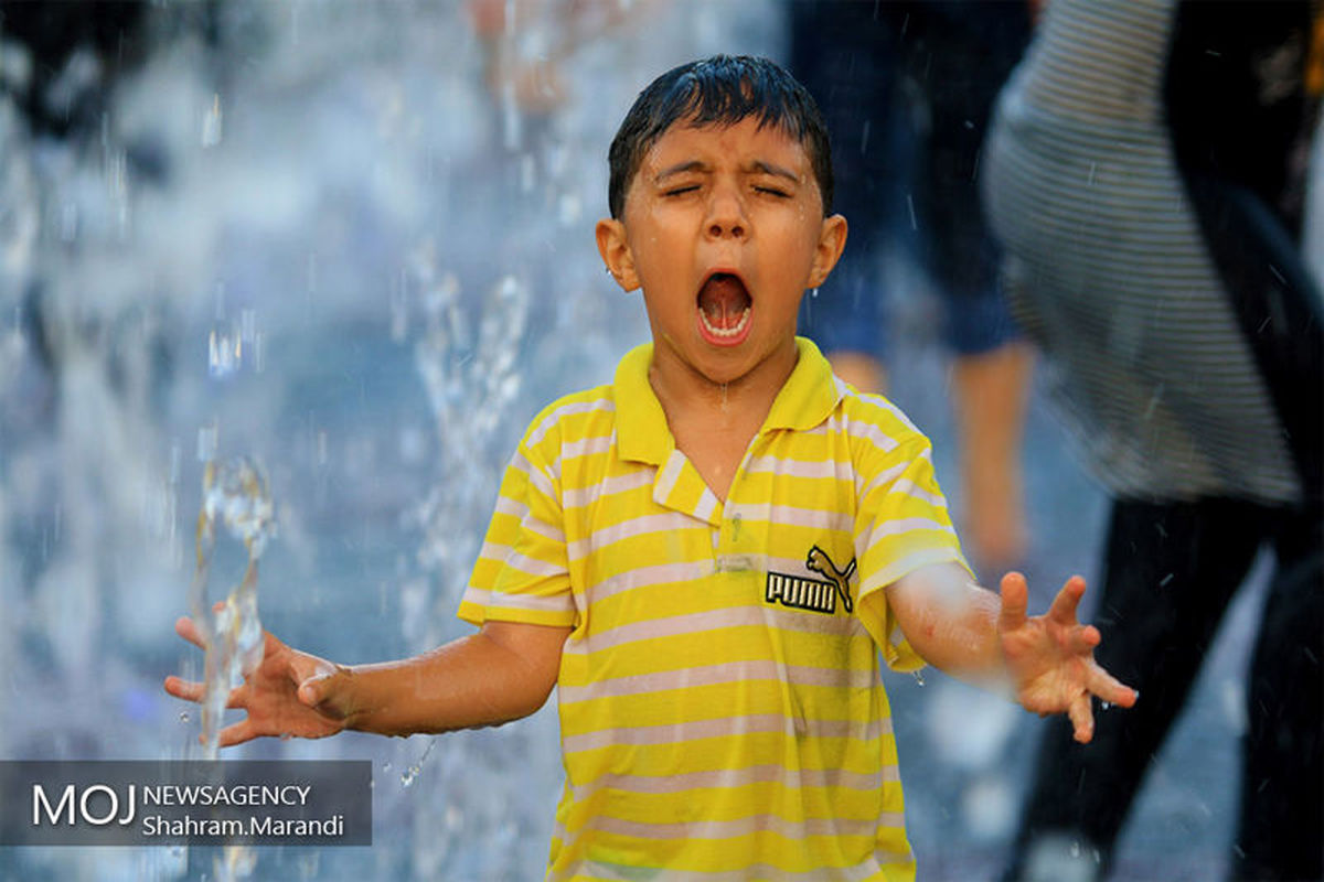 آب تنی کودکان در روزهای گرم تابستان