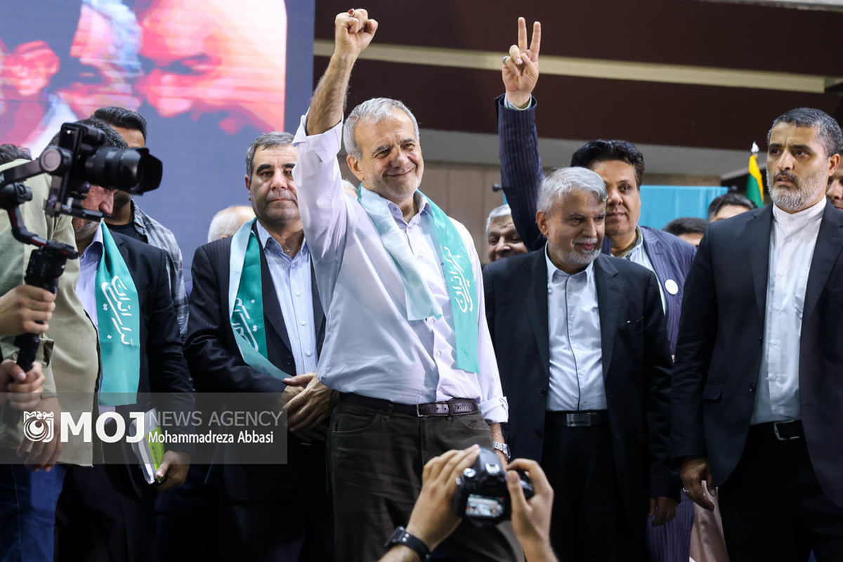 اجتماع هواداران مسعود پزشکیان در ورزشگاه شهید شیرودی